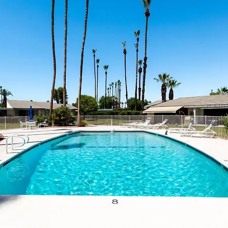 Sunny Palm Springs Getaway Villa